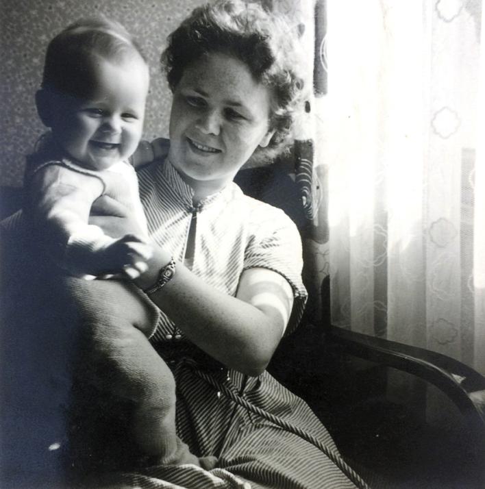 Uwe im Alter von sechs Monaten mit Mama Mädy