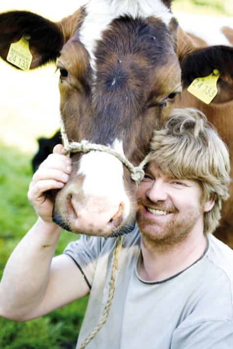 Er ist nicht nur seinen Tieren ganz nahe – Autor und Landwirt Matthias Stührwoldt. Foto: Linn Marx