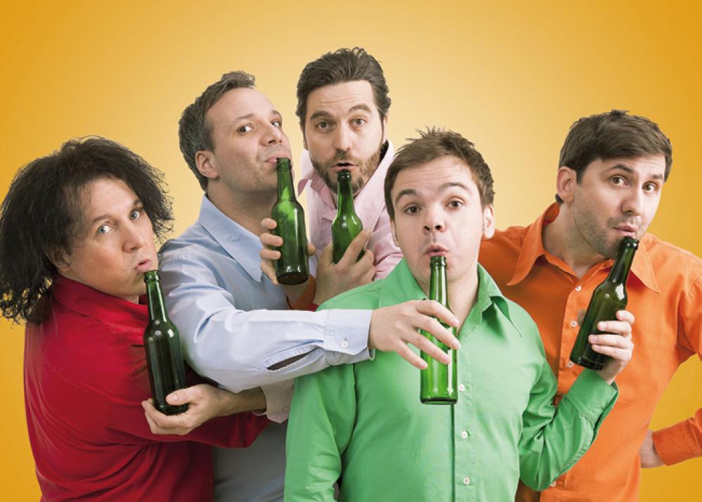 Fünf Männer und ihre Flaschen