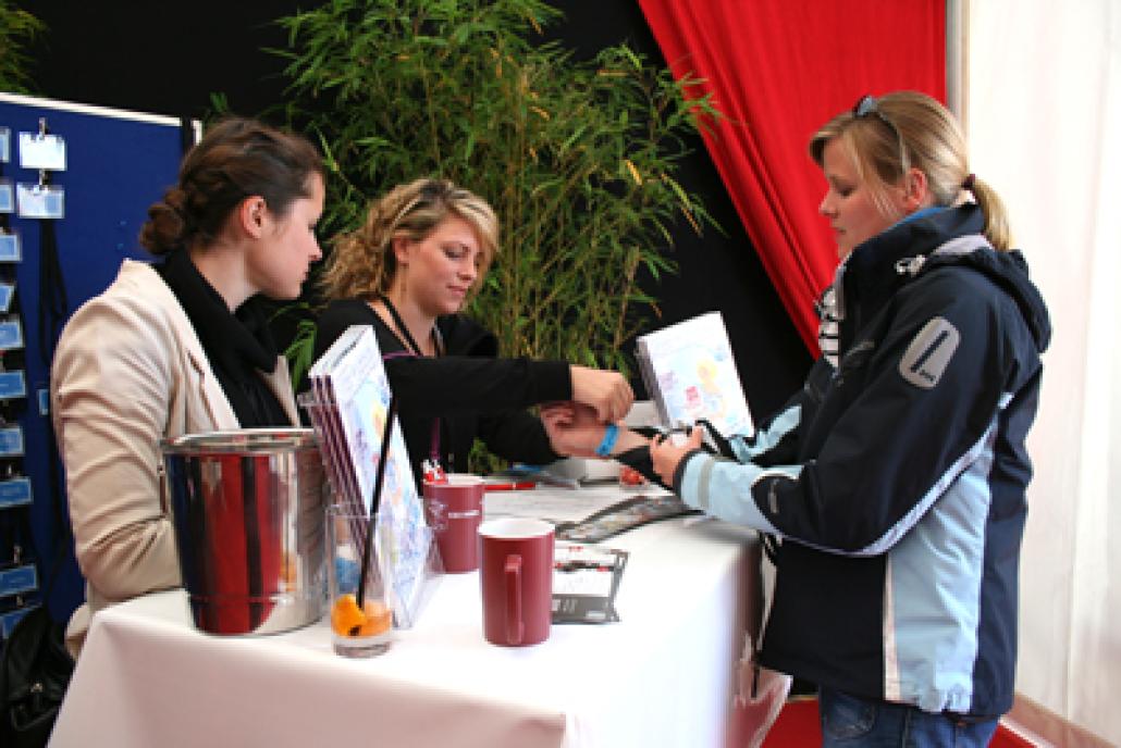 Janett Burmeister und Sara Beinlich von falkemedia mit Caroline Kirchwehm von VICO