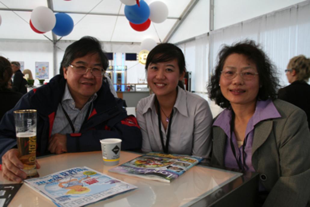 Conny Ng (Mitte) vom enVito mit ihren Eltern