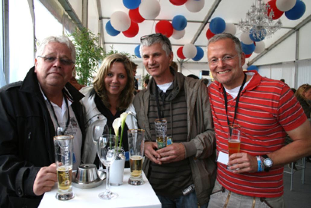 Jalousiebauermeister Rolf-Dieter Güth mit Tochter Nicole Güth und Peter Runge von Vivamus mit Begleitung