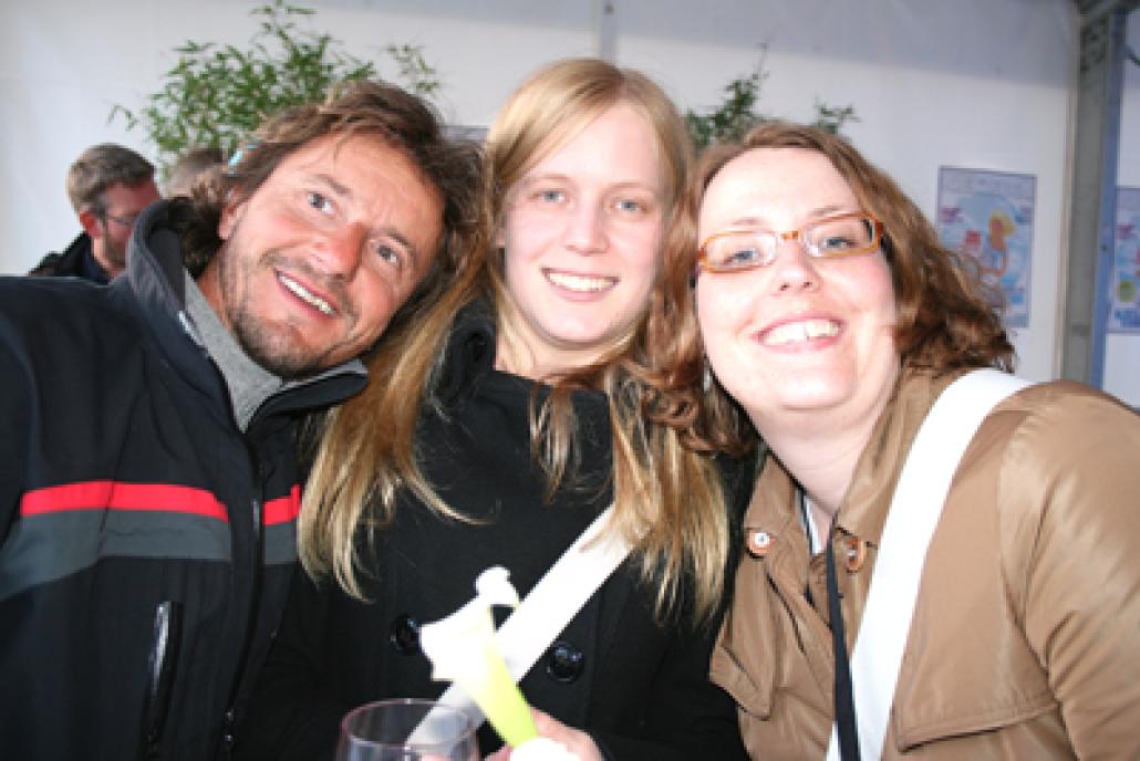 Gavy Wigger (Mitte) und Eva Isselstein von Ferchau Engineering mit Begleitung