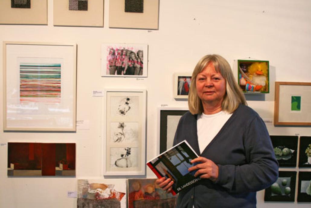 Monika Rathlev vor Werken der ständigen Ausstellung