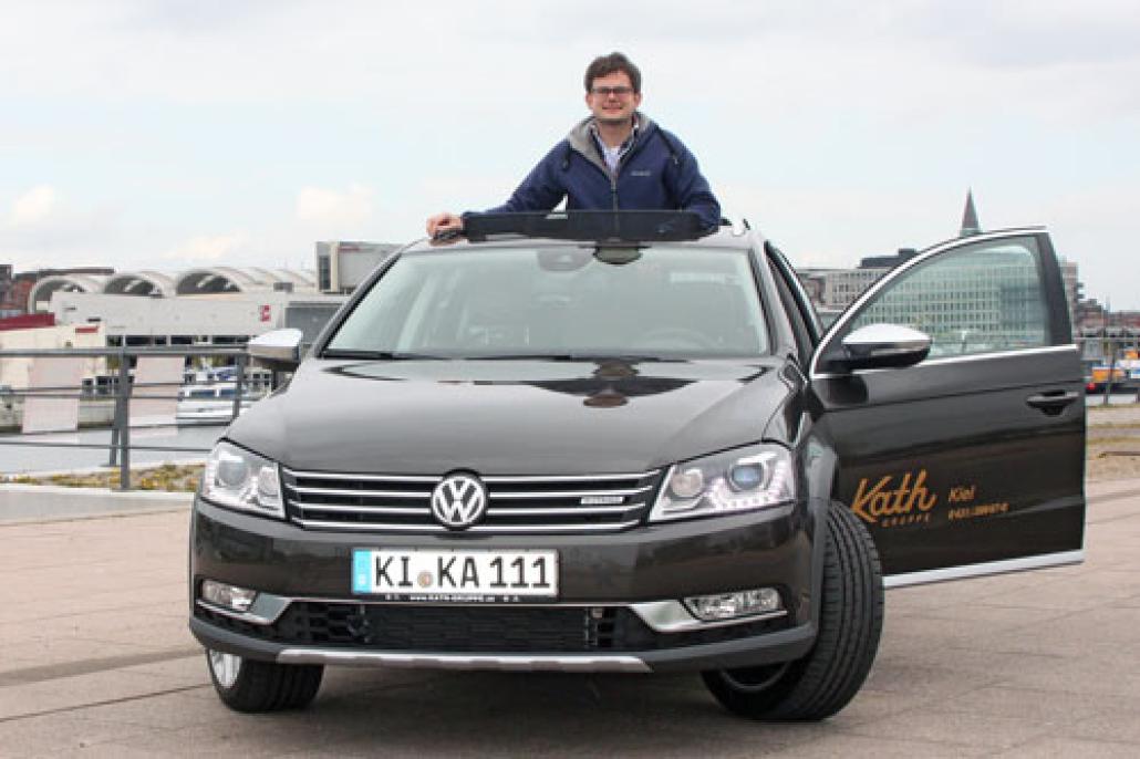 KIELerLEBEN-Redakteur Olaf Ernst im Schiebedach des VW Passat Alltrack