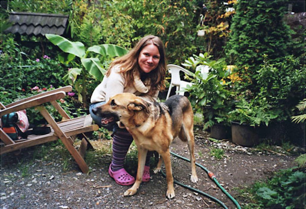 Ein Mitglied des Kleintierzoos in Ampleben: Cornelia Blümer mit Hund Tara
