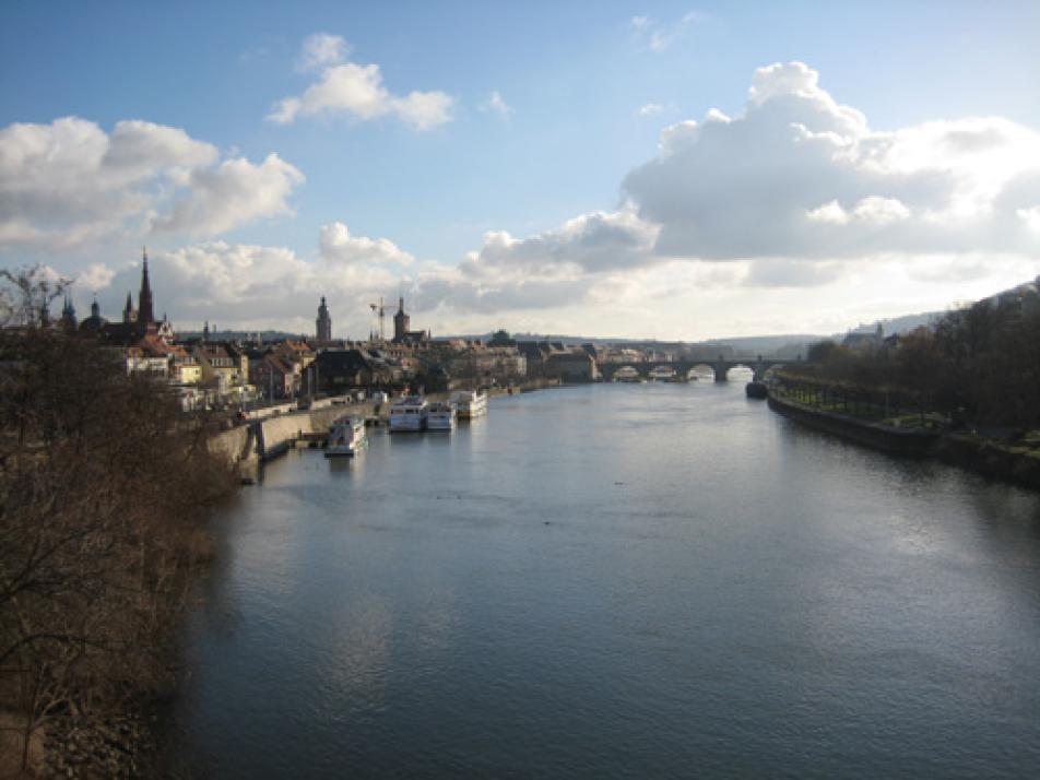 Der Blick vom Nikolaushof über Würzburg bei Nacht