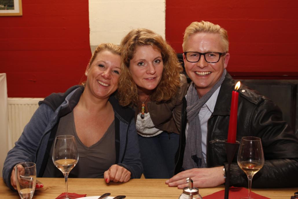 Steffi Brügge und Annika Golz von Möbel Brügge mit Hilmar Andre Lütje