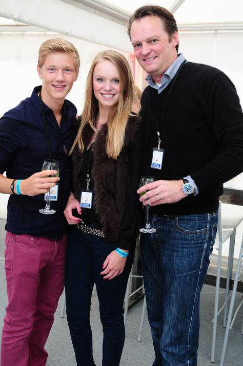Nico Bruhns mit Paulina und Nicolai Stamp (v. li.) von Stamp Media