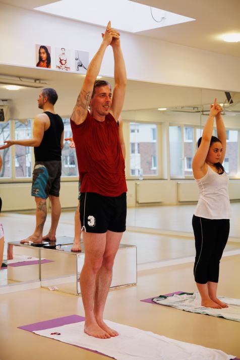 Patrik Borger hat Spaß beim Yoga