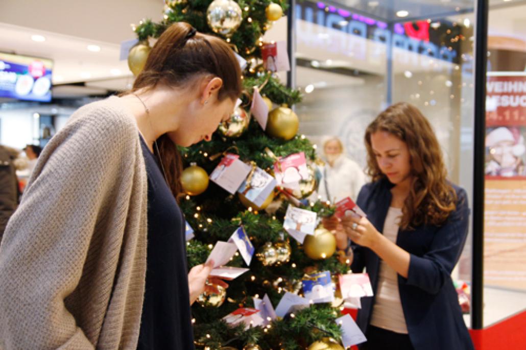 KIELerLEBEN-Chefredakteurin Kerstin Klostermann und SOPHIENHOF-Center-Managerin Sophie Dukat (v. li.) beim Schmücken des Baumes