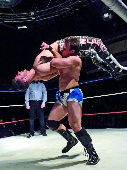 Michael Schenkenberg zeigt einen Backbreaker gegen Pete Bouncer