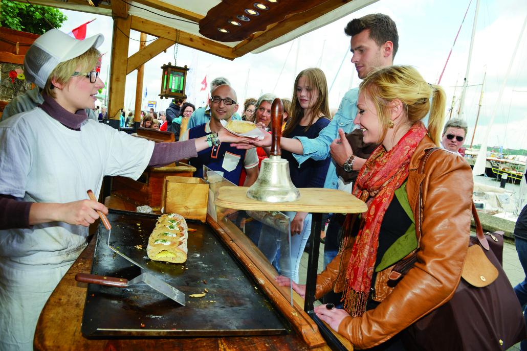 Besucher am Stand für Dresdener Handbrot