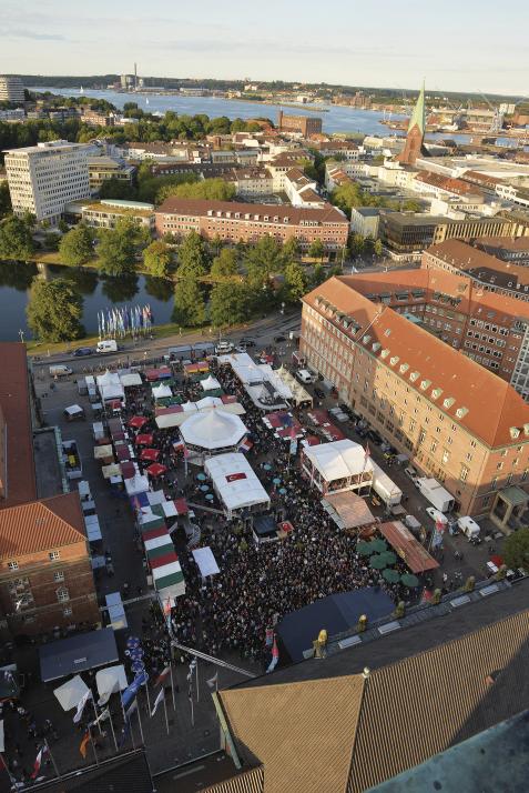 Blick über den Internationalen Markt auf der Kieler Woche