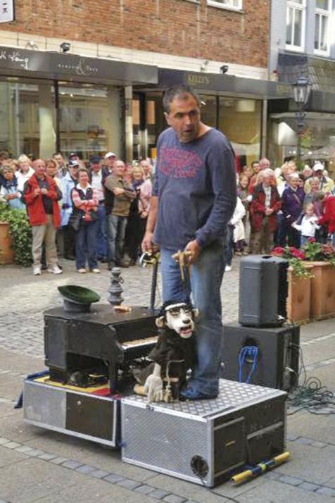 Svetislav Jergic führt seit über 20 Jahren seine Marionettenshow auf der Kieler Woche auf