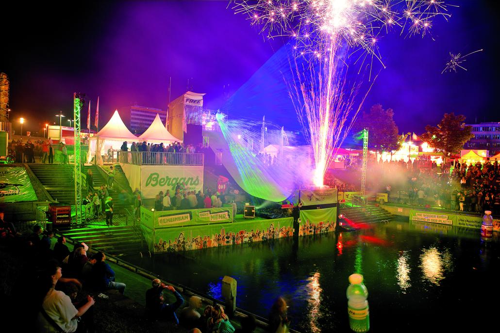 Feuerwerk: Zum Abschluss der Nightshows wird der Himmel über der Kieler Innenstadt jeweils mit einer professionellen Pyround Lasershow in grellen Farben erleuchten
