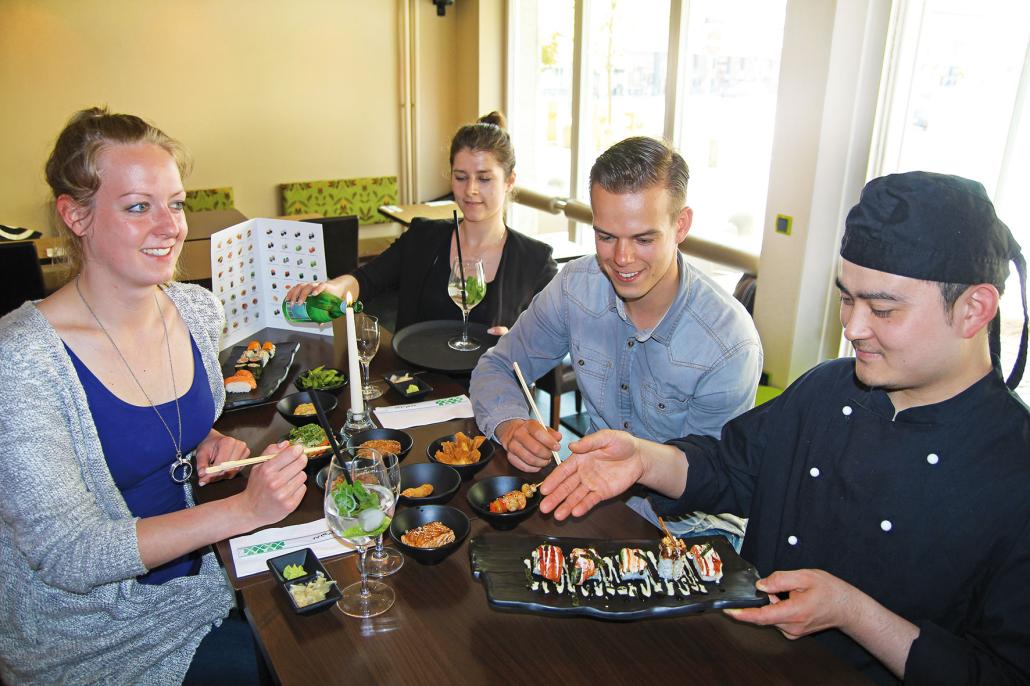 Küchenchef Wang präsentiert Katharina und Jan das New Style Sushi