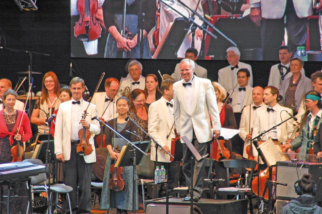 Das Philharmonische Orchester Kiel wird von Generalmusikdirektor Georg Fritzsch dirigiert