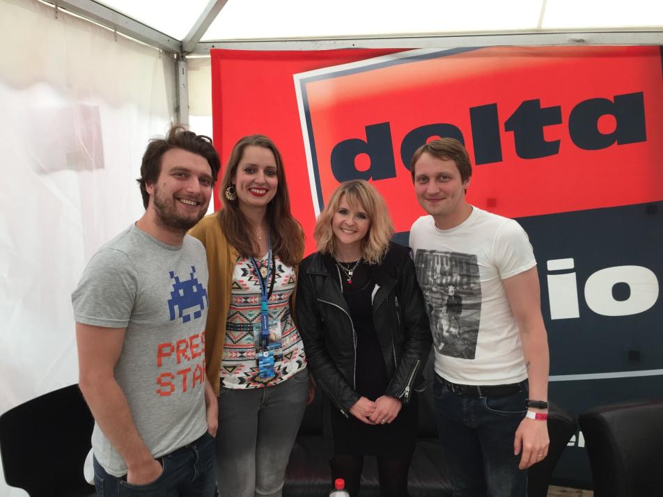 Redakteurin Esther Acason (2 v. li.) mit The Subways
