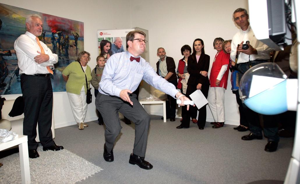 Wii-Bowlingspaß beim Tag der offenen Tür 2008 mit Wolfgang Kubicki (li.) und Ralf Stegner (vorne)