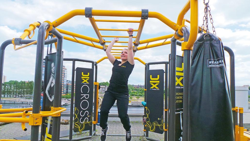 Die Outdoortrainingsfläche auf dem CAP-Parkdeck bietet einen modernen Tower für funktionelles Training 