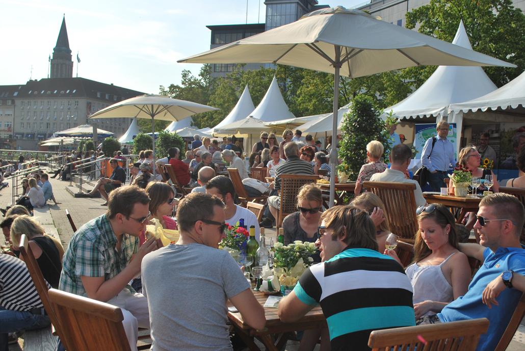 Leckerer Wein und Käse laden zum geselligen Schlemmen am Bootshafen ein
