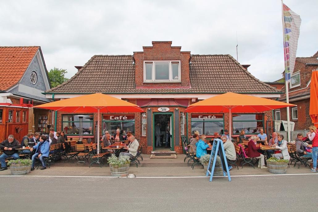 Das Schiffercafé ist am Tiessenkai in Holtenau gelegen