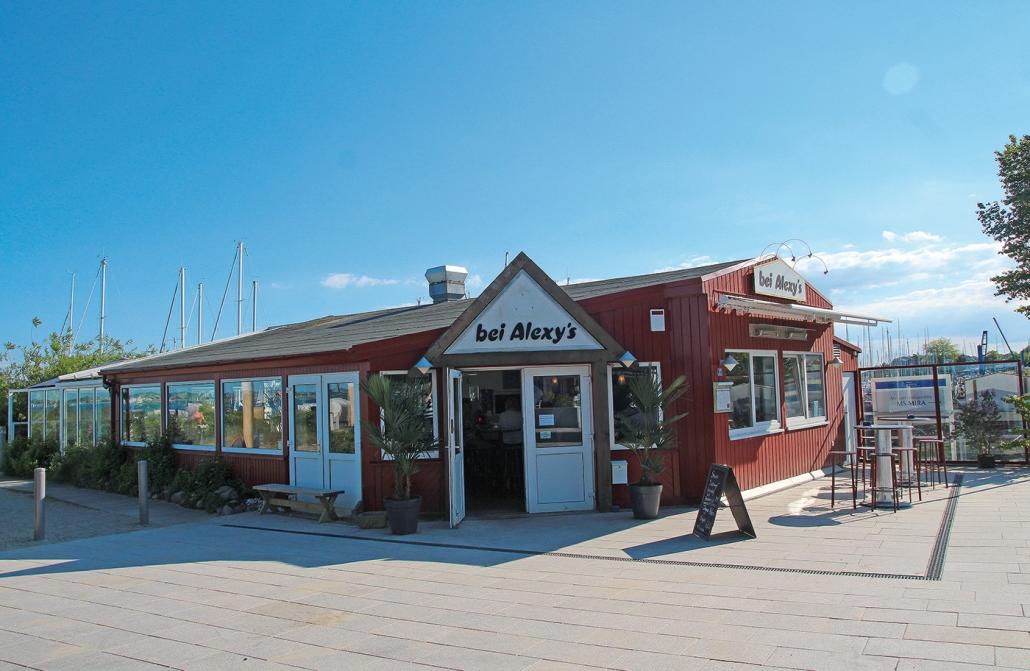 Das Restaurant Bei Alexy’s liegt direkt an der Promenade in Strande