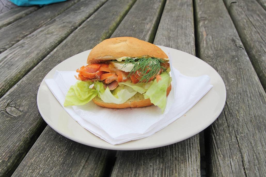 Das Schilkseer Spezial: Lachs mit Mozzarella und Relish im Brötchen