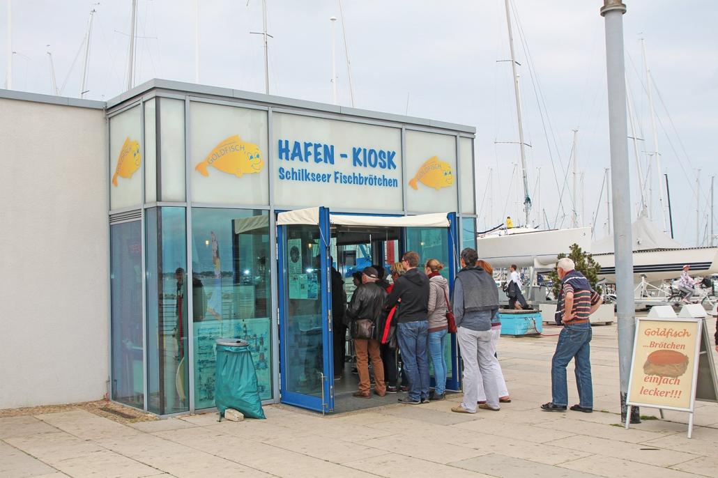 Der Hafenkiosk Goldfisch ist am Olympia-Hafen in Schilksee