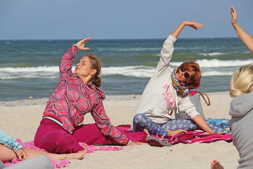 Neben der Gartenarbeit entspannt Andrea Gastager {MItte} gerne beim Yoga