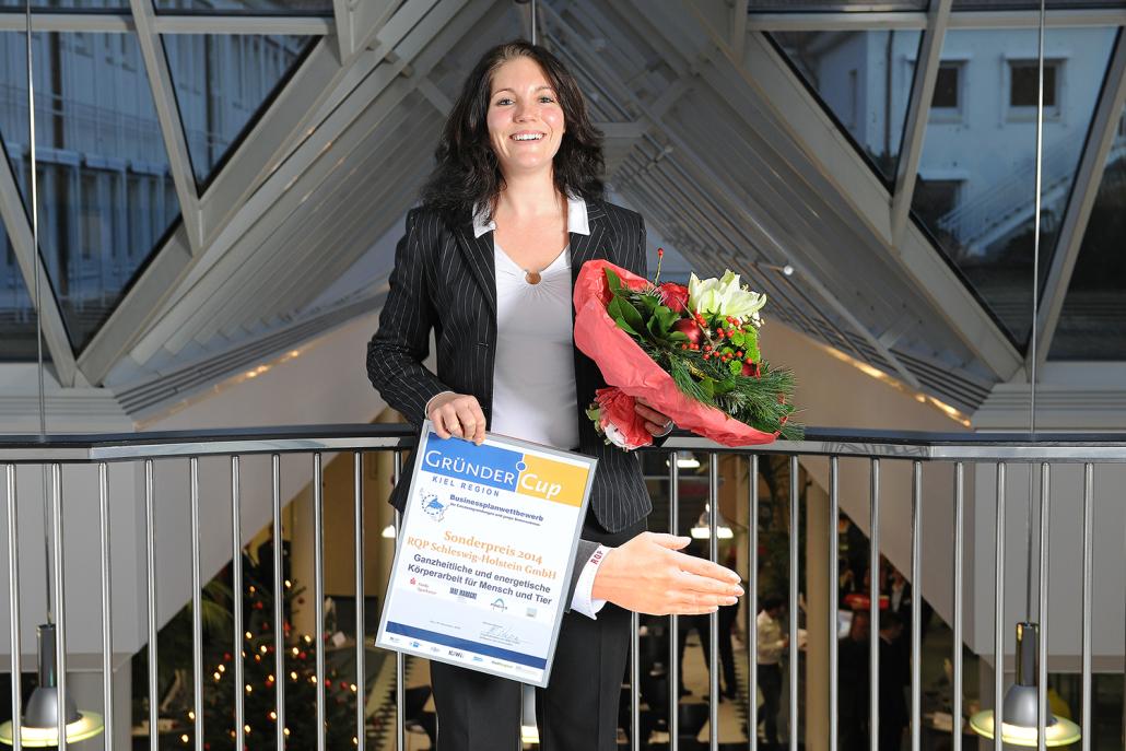 Gewinnerin GRÜNDERCup Kiel Region 2014 – Katharina Blanke freut sich mit ihrem Unternehmen Ganzheitliche und energetische Körperarbeit für Mensch und Tier über den Sonderpreis 2014