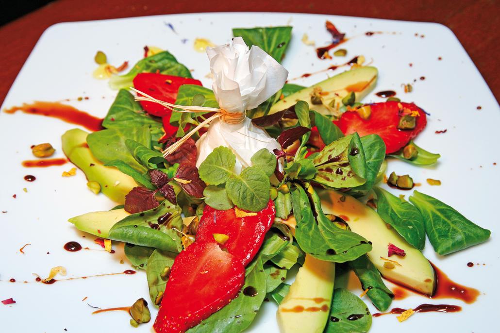 Ein sommerlicher Salat mit Erdbeeren und Avocados