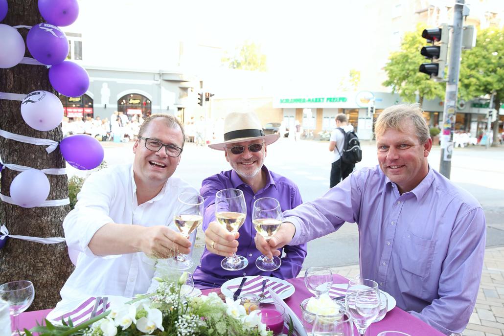 Vorstandsmitglied der „Die Holtenauer e.V.“, Marten Freund, Kiels Bürgermeister Peter Todeskino und der Präsident der CAU zu Kiel, Professor Lutz Kipp, freuen sich auf die Purple Night (v. li.)