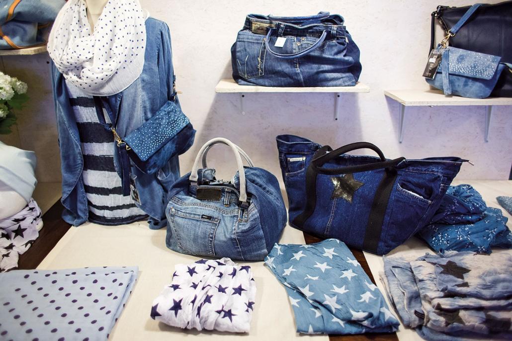 Die Handtaschen aus alten Jeans sind ein Hingucker