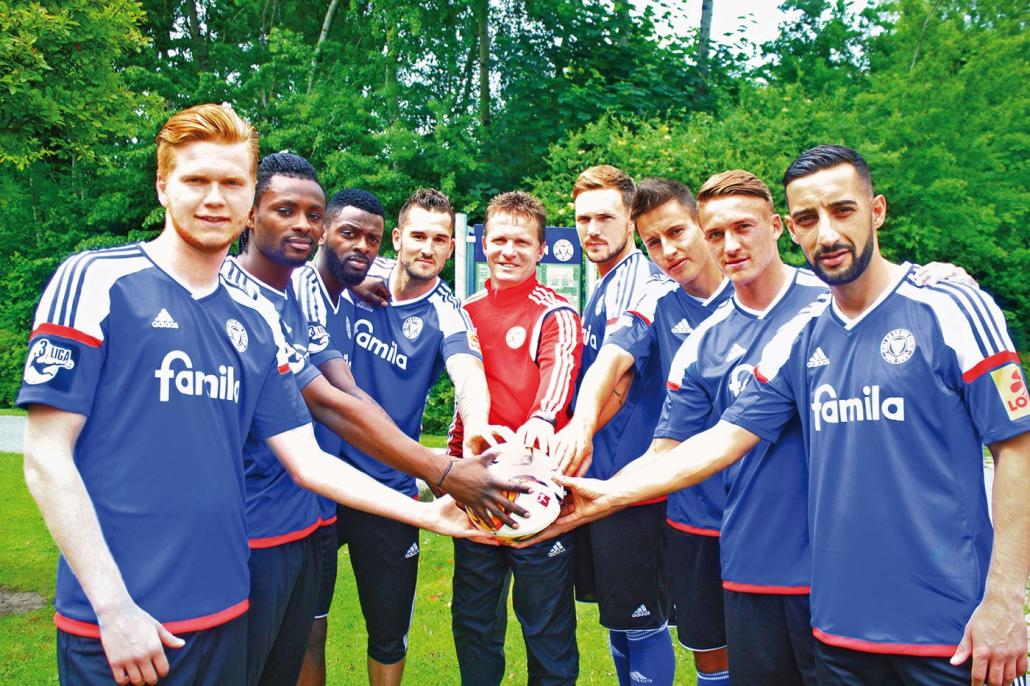 Trainer Karsten Neitzel (M.) mit Louis Mandel, Evans Nyarko, 
Denis-Danso Weidlich, Dominik Schmidt, Rafael Czichos, Fabian Schnellhardt, Manuel Janzer und Milad Salem (v. li)