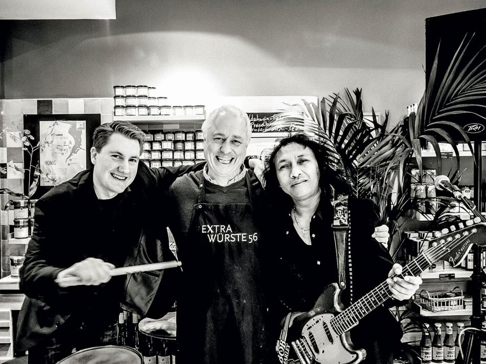 Drummer Nils, Maximilian Bruhn von EXTRAWÜRSTE 56 
und Gitarrist Foxy (v. li.)