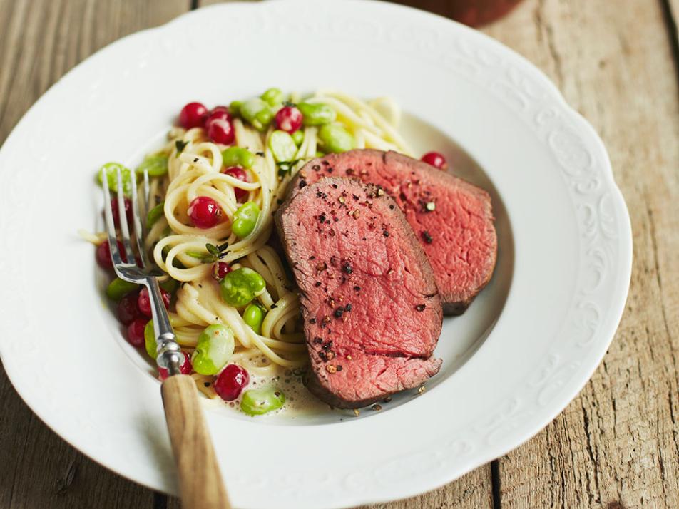 Rezept: Rinderfilet mit Nudeln, Johannisbeeren und dicken Bohnen