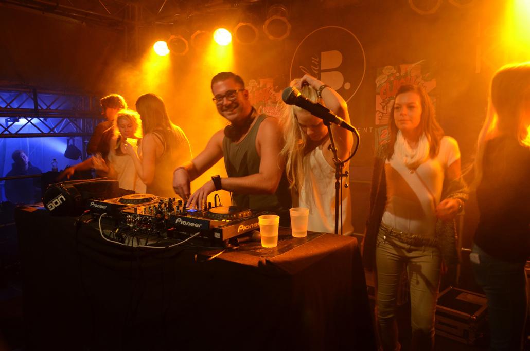 Viele bekannte Kieler DJs geben sich die Ehre und verzaubern die Zuhörer mit ihren Klängen am Bootshafen