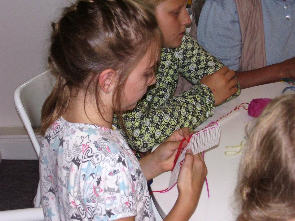 Ein Mädchen im Kindheitsmuseum bastelt ein Lesezeichen