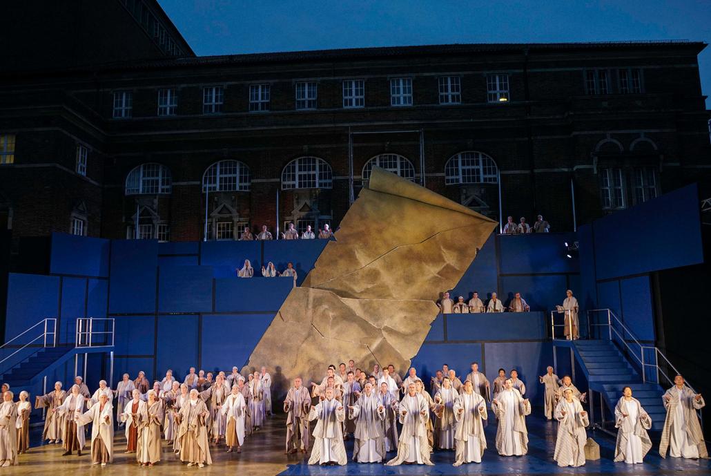 Sommer-Oper Nabucco auf dem Kieler Rathausplatz