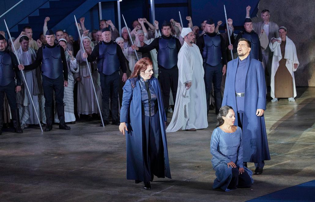 An Dramatik nicht zu überbieten: Szene mit Abigaille (Alessandra Gioia, li.), Nabucco (Dario Solari, re.), Zaccaria (Mattia Denti), Fenena (Cristina Melis, re.) und dem Ensemble.