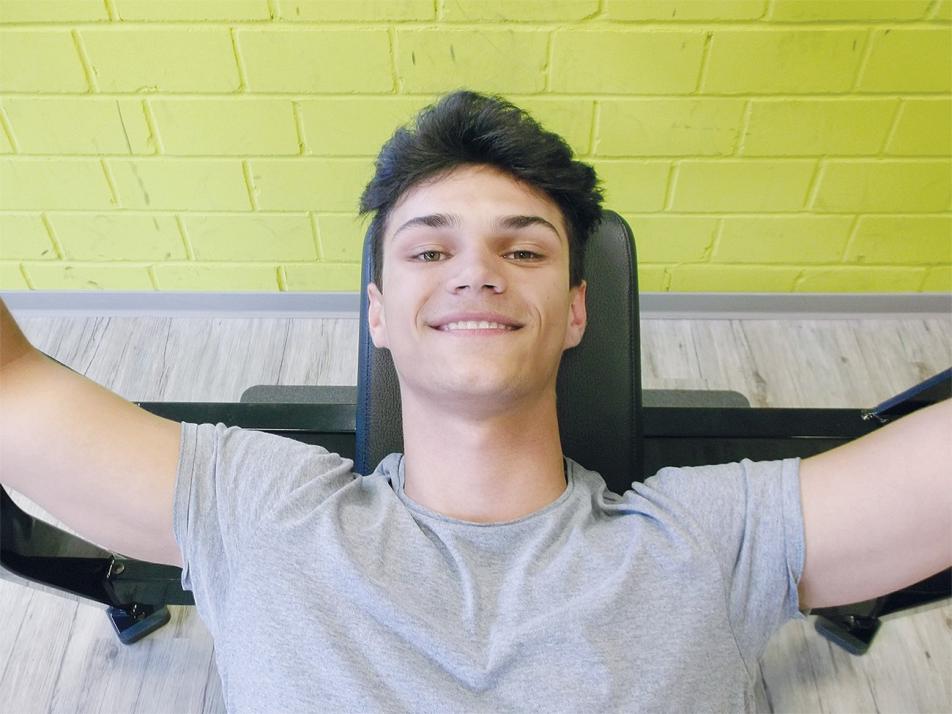 Mike Koszela, 15 Jahre, Schüler: 
„Mir gefällt im FITNESSLAND alles! Ich bin durch einen Freund darauf aufmerksam geworden, und nun komme ich seit ungefähr 4 Monaten her, um Muskeln aufzubauen. Schon jetzt mache ich deutliche Fortschritte!“ 