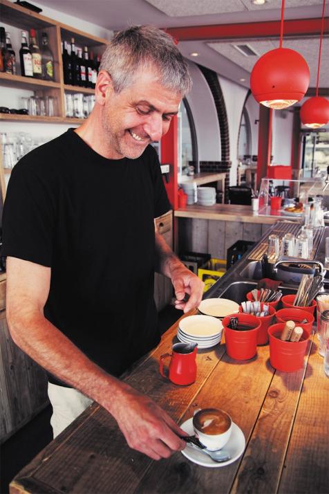 Igor, der Inhaber von Der alte Mann, macht einen fantastischen Cappuccino