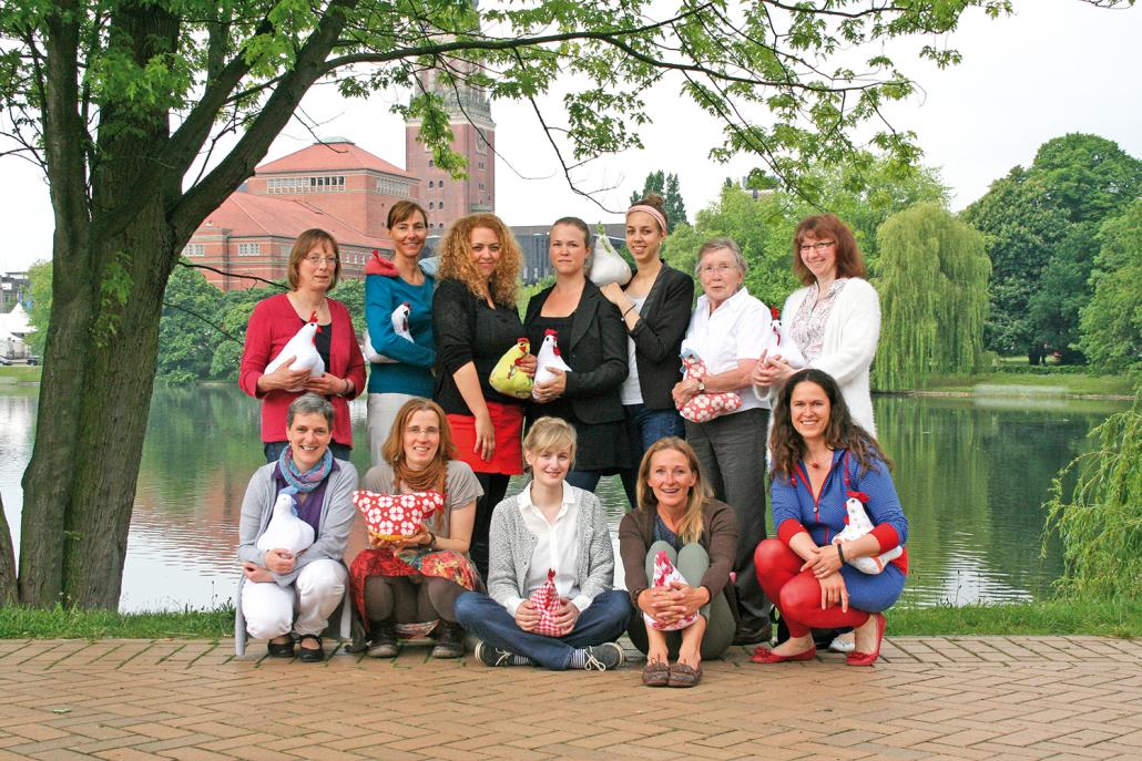 Das Kieler Team von PROVIEH, darunter auch Angela Dinter (unten, 2. v. re.) und Sandra Lemmerz (oben, Mi.)
