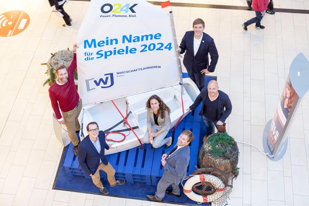 Der Arbeitskreis Olympia der Wirtschaftsjunioren Kiel mit Sprecher Nils Passau (hinten re.) eröffnet die Unterschriften-Aktion „Mein Name für die Spiele 2024“ im Sophienhof



