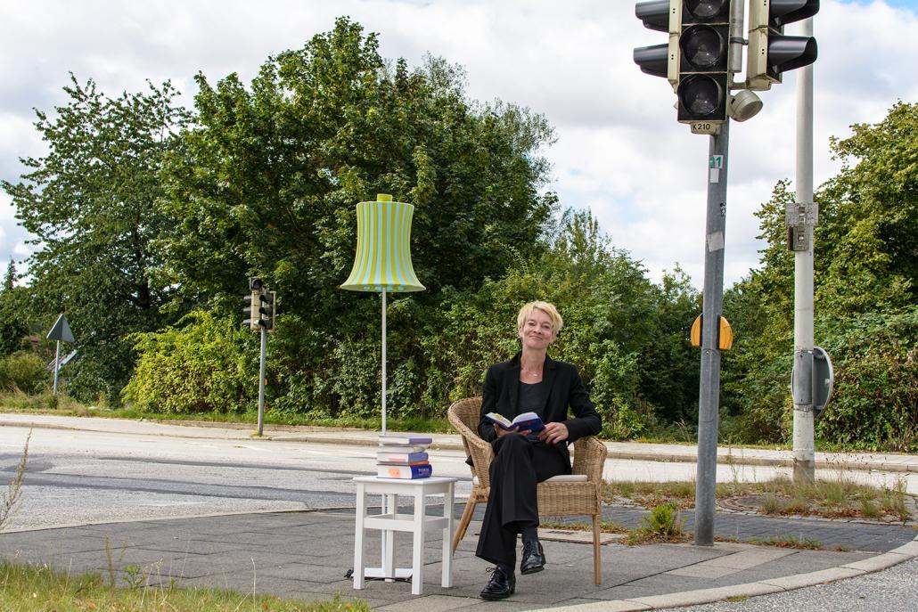 Stehlampe, Tischchen, Korbsessel und Pastorin Natascha Hilterscheid sind immer dabei, egal an welchem Ort die „Blaue Stunde“ gerade hereinbricht