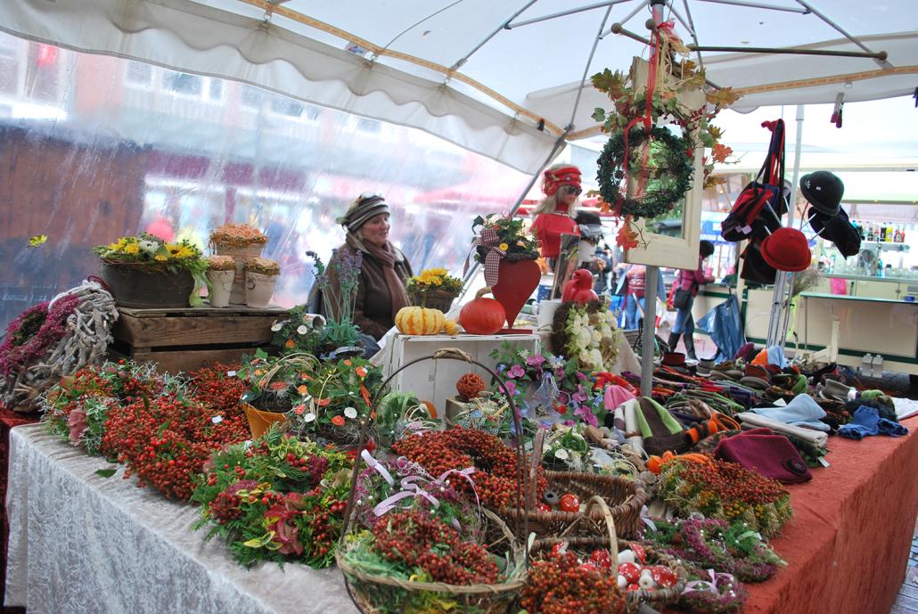 Zauberhafte Kränze und viele handgemachte Kunstwerke gibt es an verschiedenen Orten auf dem Markt