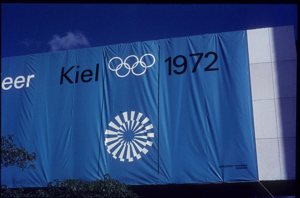 Blaues Banner zu den Olympischen Spielen 1972 in Kiel