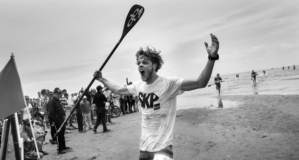 Die bildgewaltige Dokumentation portraitiert das Leben des weltbesten Stand Up Paddle Surfers Casper Steinfath, der mit dem Trendsport seine Ängste kanalisieren konnte
